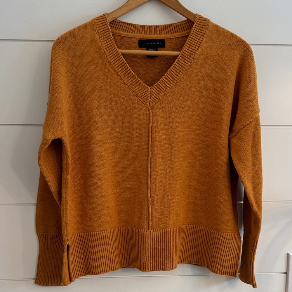 Tahari Women’s XS V Neck Sweater Gold Brown Orange
